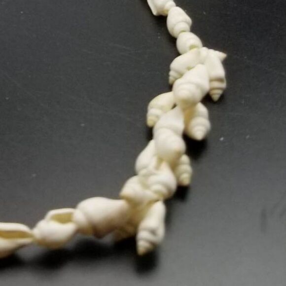 Exquisite authentic seashell intricate necklace - Picture 2 of 2